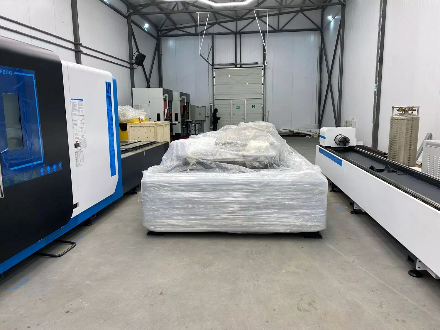 Новая поставка на склад и в шоу-рум в Санкт-Петербурге: лазерные станки серий G и М и аппараты лазерной сварки серии HWM